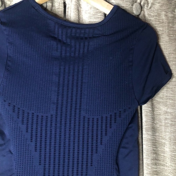 Athleta Blue Short Sleeve Rouched Compression Athletic Top Size Extra Small - Picture 10 of 11